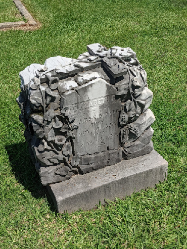 beautifully decorated grave in Monticello